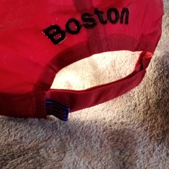 RED SOXS MENS HAT ADJUSTABLE NEW - Picture 6 of 7